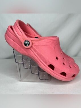 CROCS Classic Clog in Coral Pink. Size Women's 6-7 (Small)